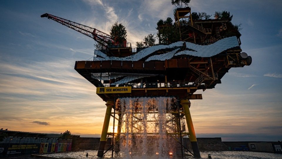ENGLAND AN OIL RIG BECOMES A HUGE WORK OF ART